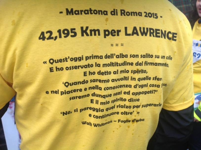 Una poesia sulla maglietta per ricordare un amico maratoneta morto in un incidente stradale